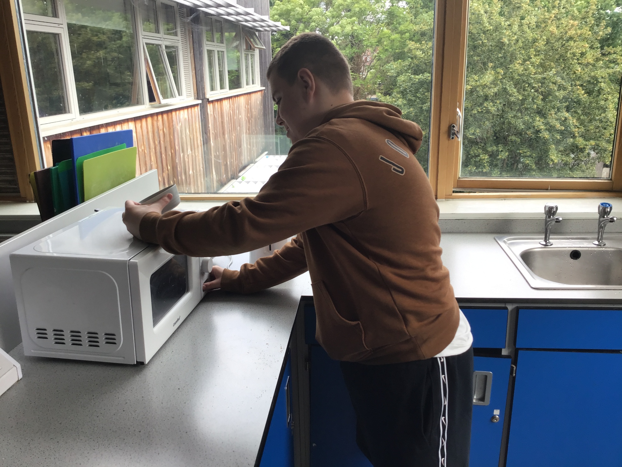 Pupil using the microwave 