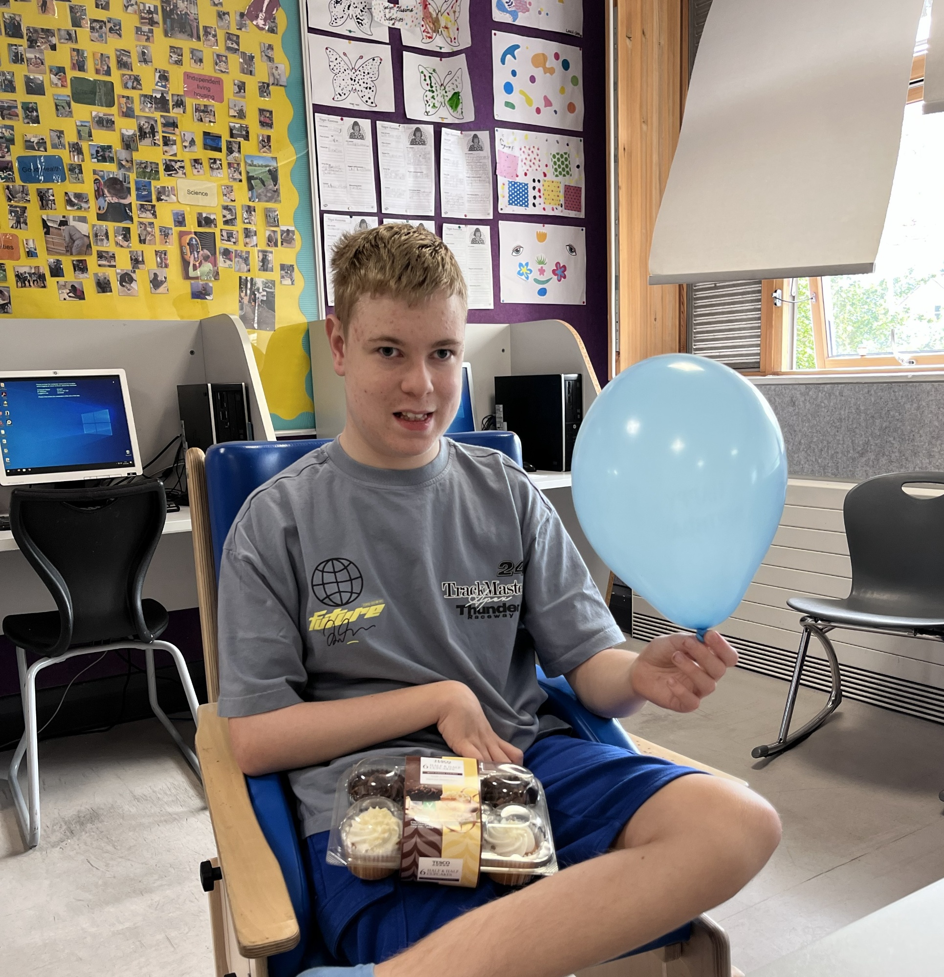 Pupil with cakes and a balloon