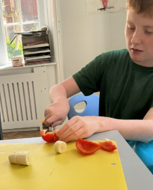 Pupil cutting fruit 